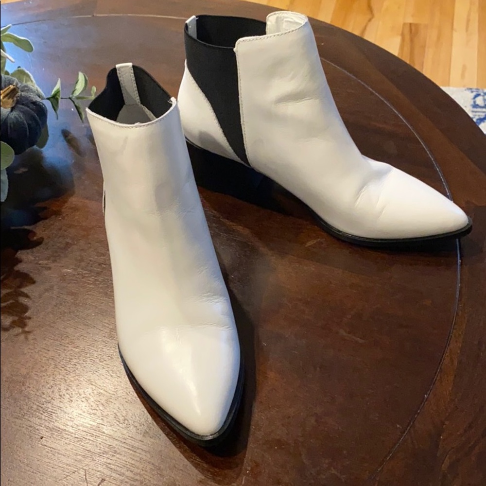 Women’s Finn Chelsea Boots